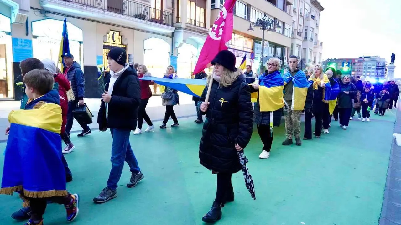 León, con Ucrania. La ciudad ha arropado este martes al pueblo ucraniano en el tercer aniversario de la invasión rusa. Convocados por la Asociación de Amigos Leoneses Ucranianos Damnificados, la marcha ha recorrido el centro de la ciudad y se ha concentrado en la Plaza de San Marcelo. Fotos: Campillo