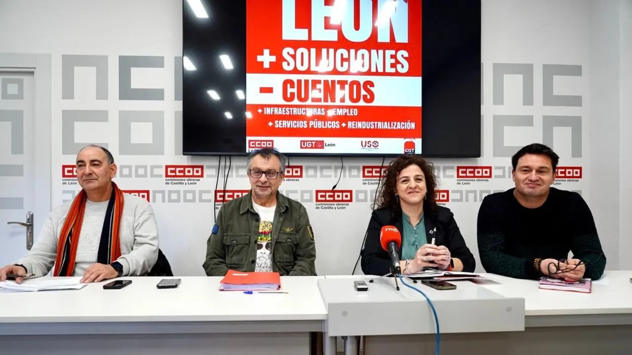 Los sindicatos convocantes, UGT, CCOO, CGT y USO, hacen una valoración conjunta de la manifestación por el futuro económico y social de León, celebrada el pasado 16 de febrero. Foto: Campillo.