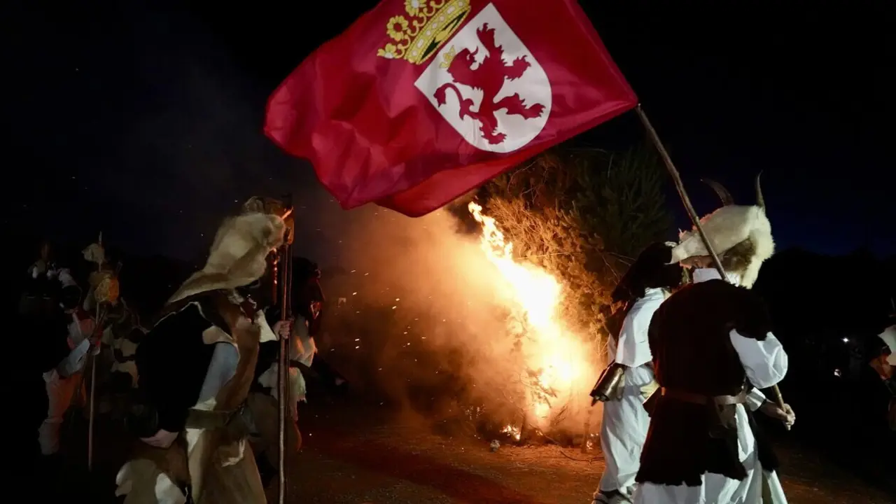 Celebración del tradicional Antruido de la montaña de Riaño con la Mojiganga y la quema de la Choza, declarado de interés turístico provincial. Foto: Campillo