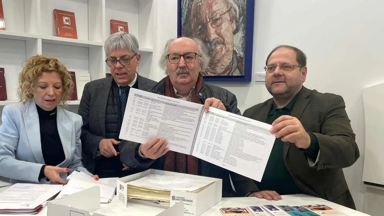 La Junta entrega 1.060 documentos tratados y digitalizados de Antonio Colinas a la Casa de la Poesía de La Bañeza.