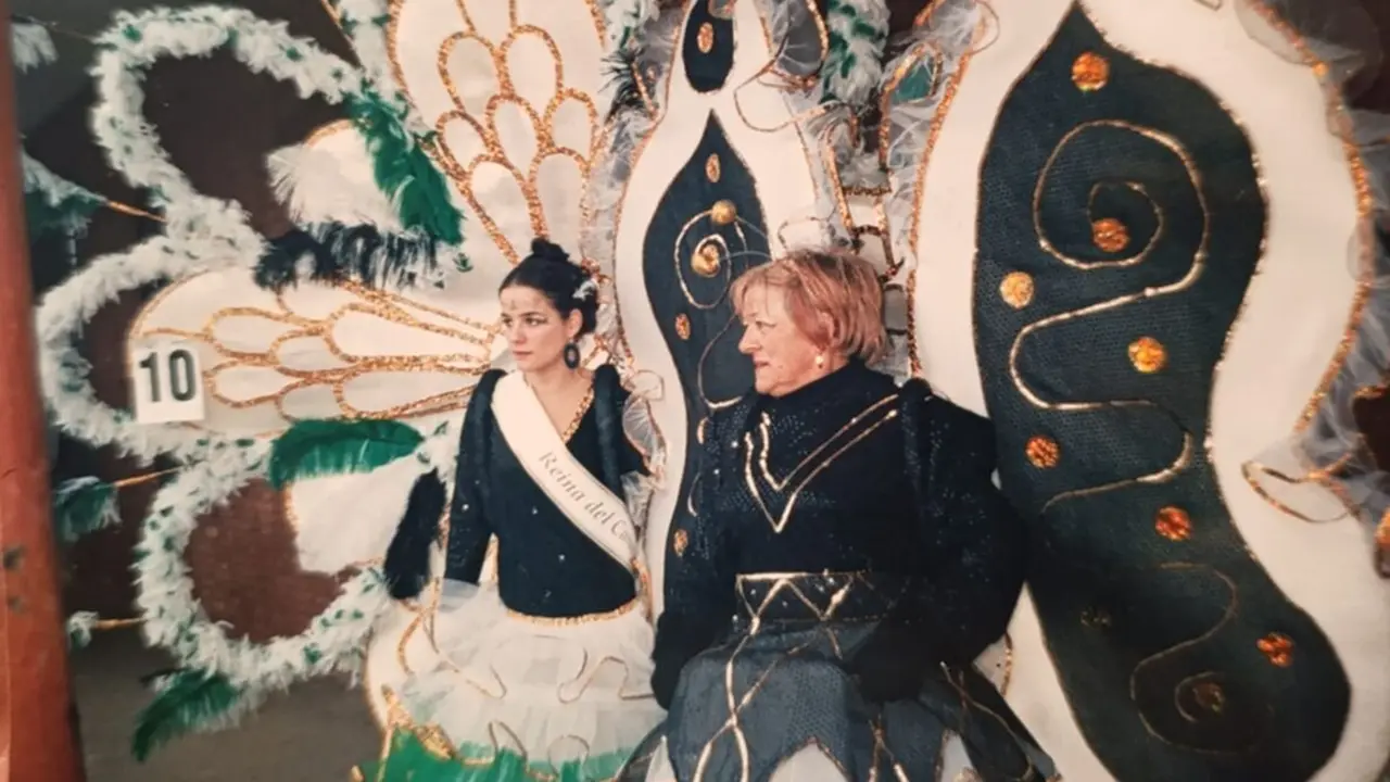 Belén Louzao con el traje que fue coronada Reina del Carnaval en 2003, junto a su madre, Elvira, miembro también de la Comparsa Cascabel.