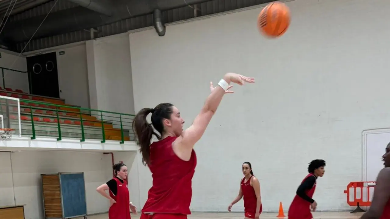 Baloncesto Femenino León durante un entrenamiento.