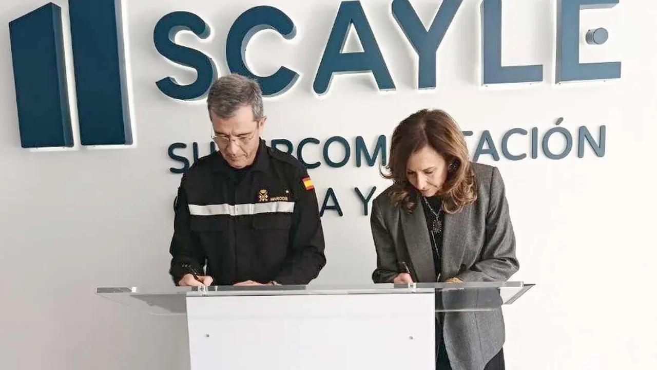 Un instante de la firma del acuerdo en la sede de Scayle.