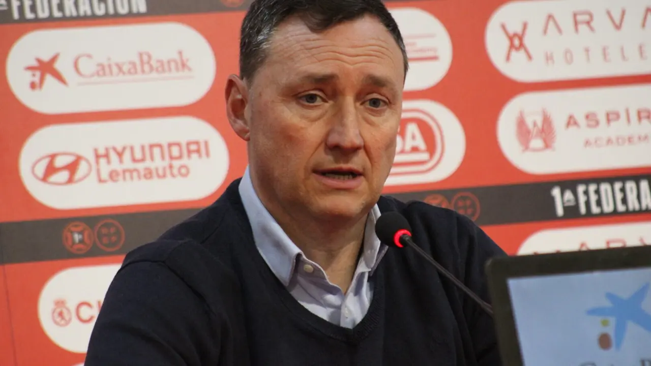 Raúl Llona, entrenador de la Cultural y Deportiva Leonesa.