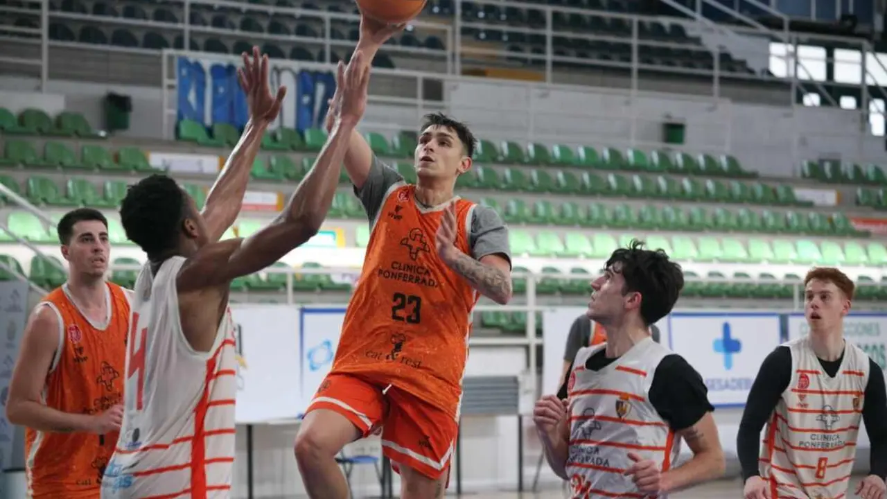 La plantilla del Baloncesto Ponferrada, durante una sesión de entrenamiento.