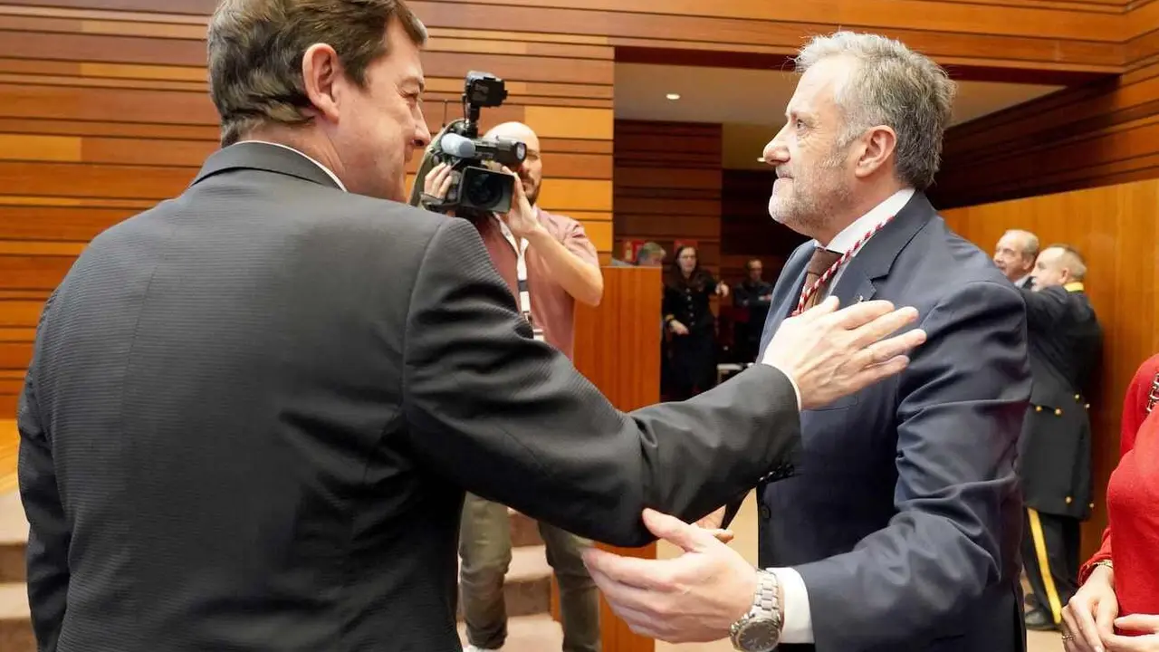 El presidente de la Junta, Alfonso Fernández Mañueco, y el presidente de las Cortes, Carlos Pollán, en el acto institucional de conmemoración del 42 aniversario del Estatuto de Autonomía de Castilla y León, con la entrega de la Medalla de Oro de las Cortes a la Semana Santa de la Comunidad.