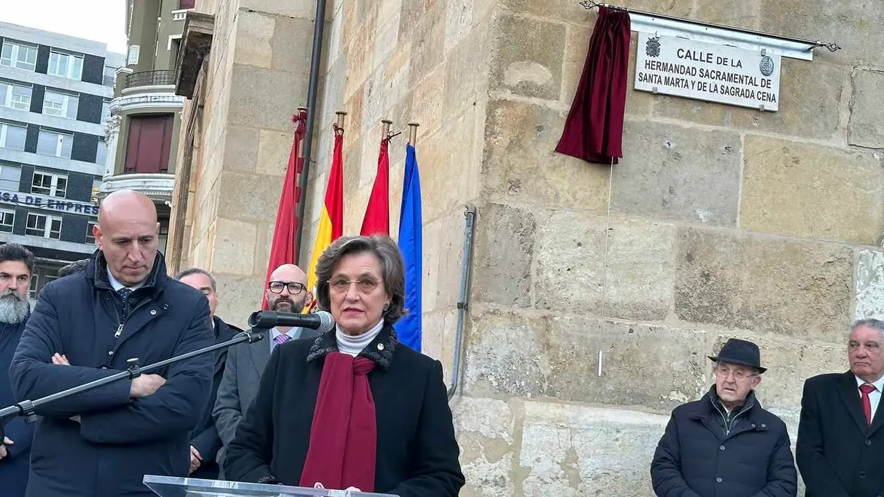 'Calle de la Hermandad Sacramental de Santa Marta y de la Sagrada Cena'. La Hermandad Sacramental de Santa Marta y de la Sagrada Cena tiene desde este viernes un rincón en el callejero de León. Fotos: Ayuntamiento de León