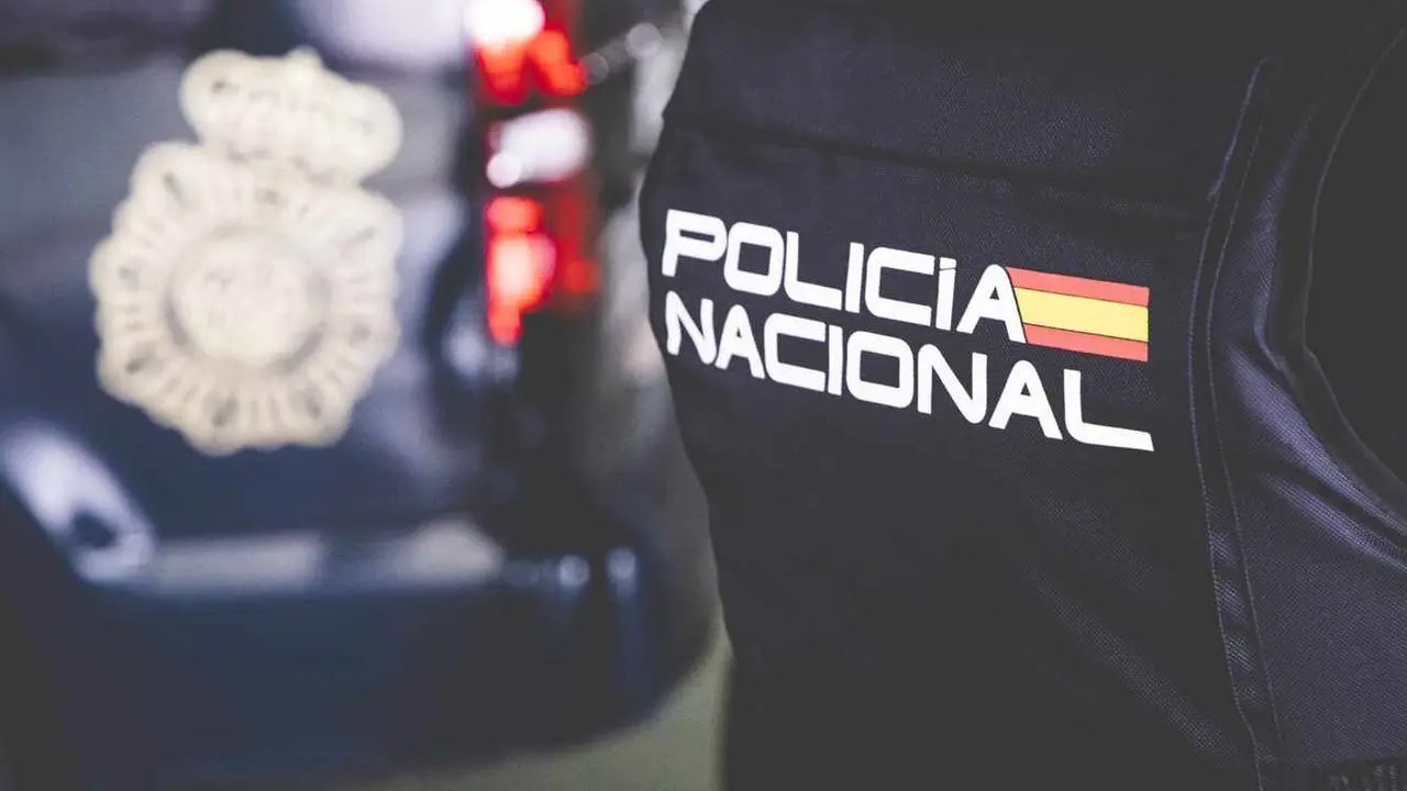 Numerosos efectivos de la Policía Nacional han participado en la operación.