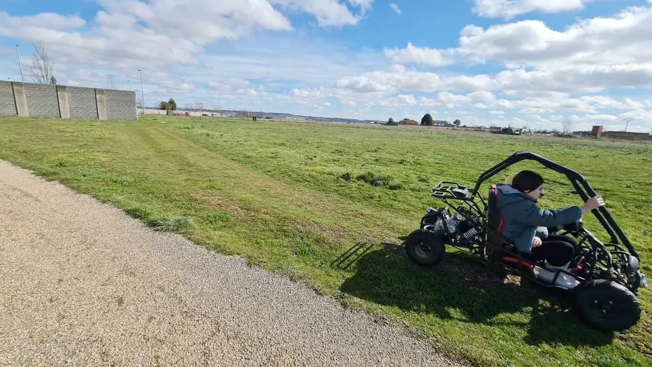 Un joven realiza karting en la zona en la que se levantará la ampliación del Parque Tecnológico.