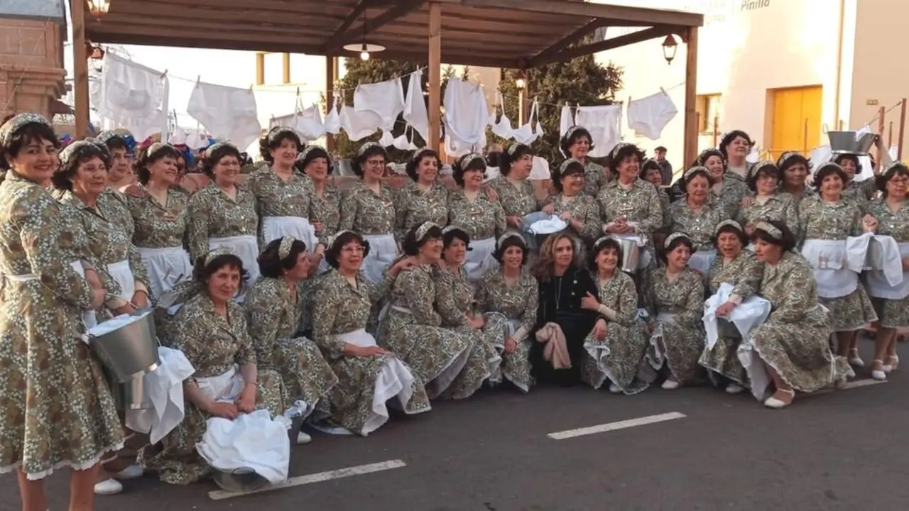 La "Asociación de Mujeres Progresistas" en el Carnaval de 2023 de lavanderas.