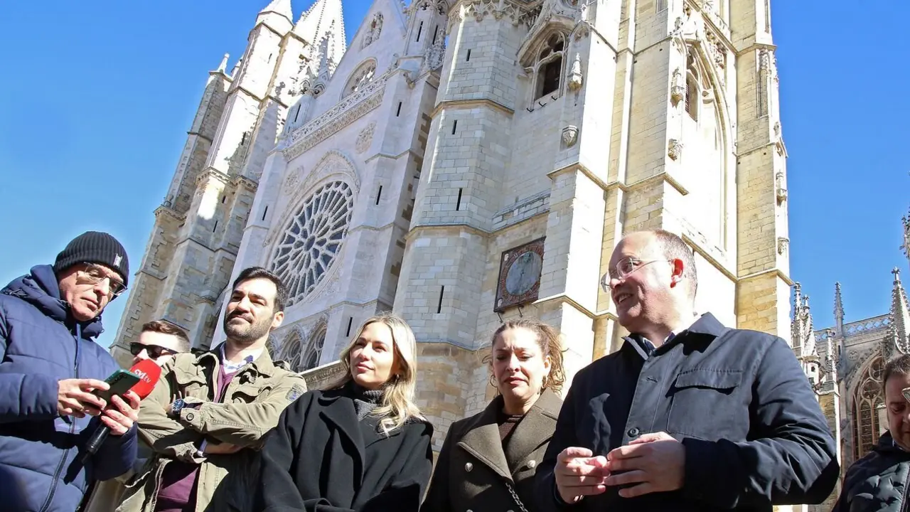 El portavoz del PP en el Congreso de los Diputados, Miguel Tellado, visita el casco antiguo de León acompañado de la vicesecretaria nacional de Movilización y Reto Digital, Noelia Núñez, y de la presidenta provincial y vicesecretaria nacional de Sanidad y Educación, Ester Muñoz. Foto: Peio García.