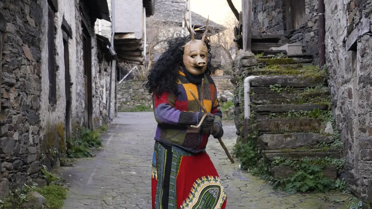 Entroido en la localidad berciana de Burbia (León), con la salida de los Maranfallos