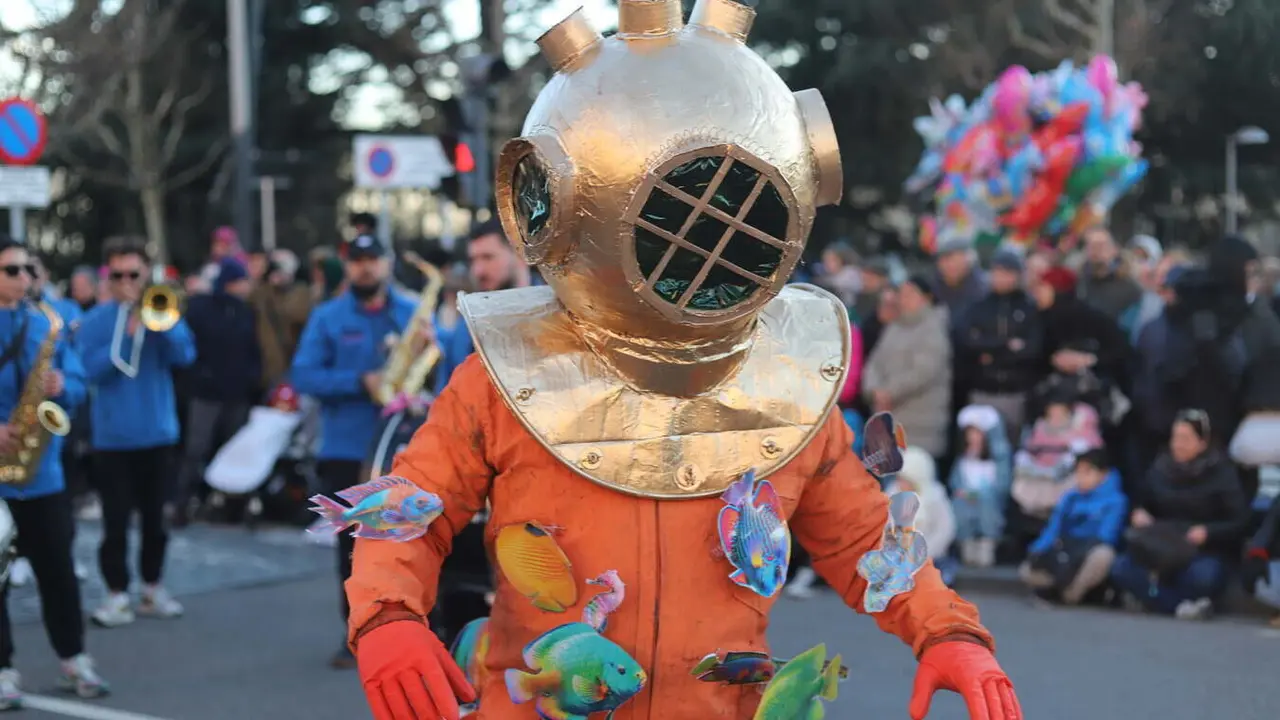 Miles de personas se suman al Carnaval por las calles de León. Nadie se ha querido perder la gran cita del disfraz. Fotos: Isaac Llamazares.