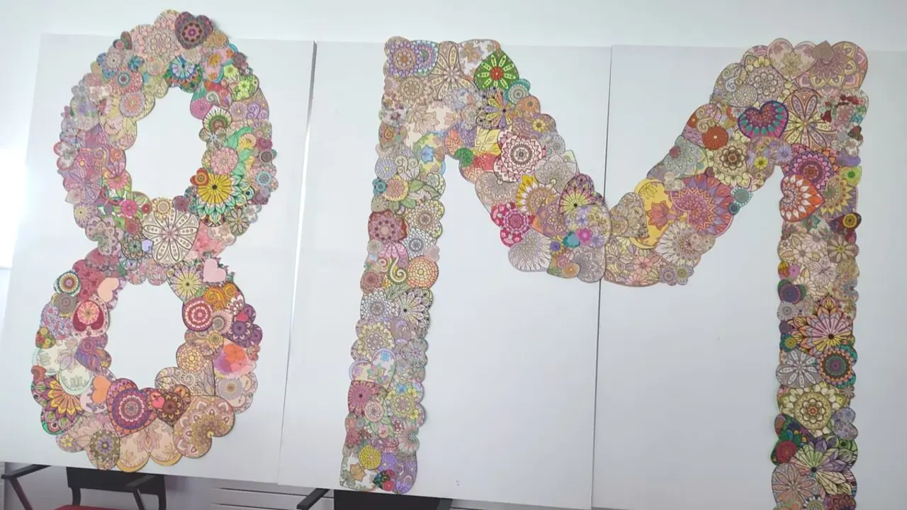 Imagen del mural que han realizado la Escuela de Educación de Adultos y vecinas y vecinos con 500 mandalas.