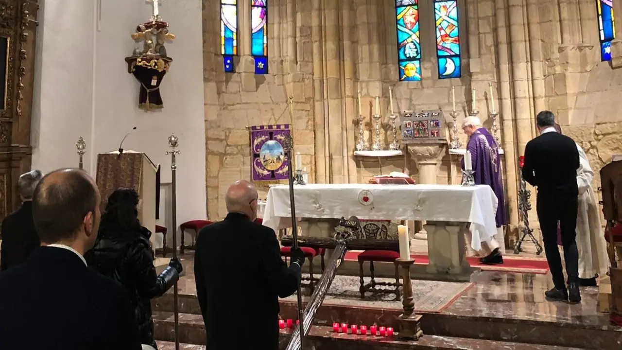 Hermanos de la Cofradía de Ánimas y Santo Cristo de Fuera de San Martín en el acto 'Postrados Ante la Cruz de Ánimas' del año 2024.