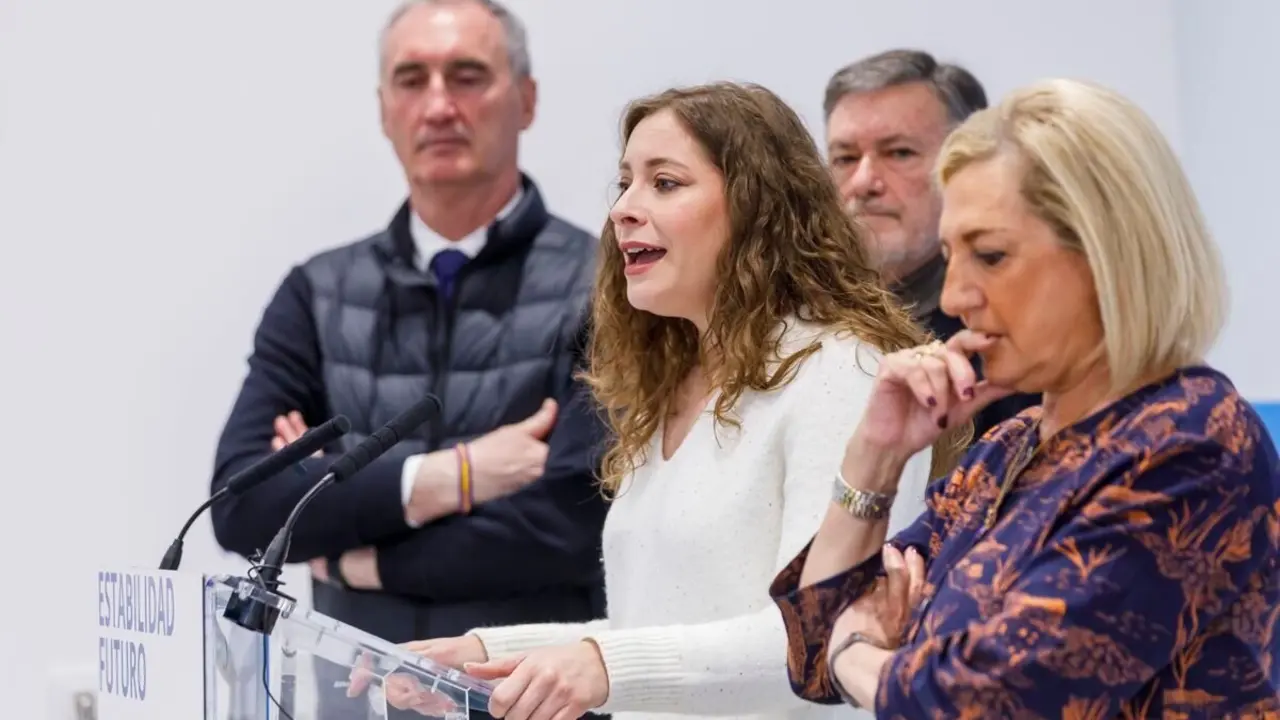 La vicesecretaria nacional de Sanidad y Educación, Ester Muñoz, junto con la presidenta del Partido Popular de Segovia, Paloma Sanz, y el secretario autonómico del PPCyL, Francisco Vázquez, explica el Plan de Vivienda de la formación. Foto: Nacho Valverde.