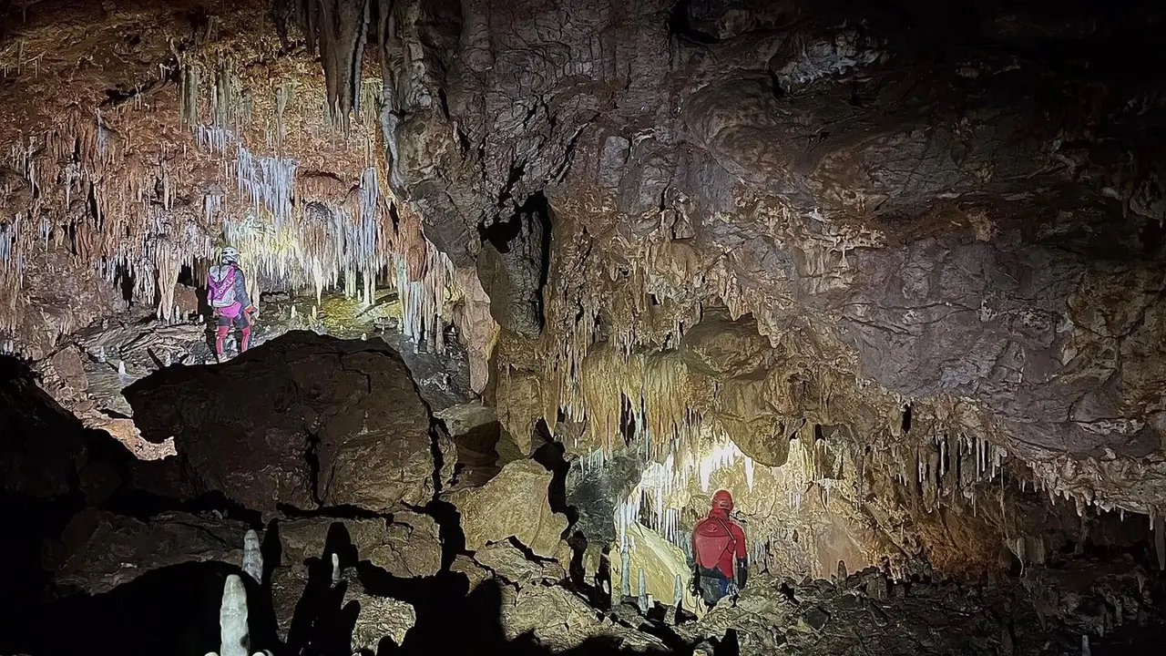 Imagen del interior de la galería descubierta por los espeleólogos leoneses en Valporquero.