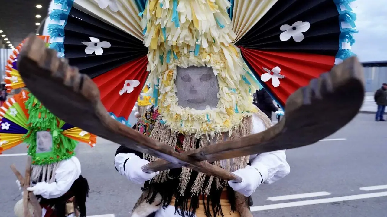 León se llena de seres de la mitología rural, zafarrones, zamarrones, guirrios y madamitas, jurrus y birrias, y todos envueltos por el sonido de cencerros y bajo la lluvia de ceniza. No ha faltado el 'vareo' y los fertilizadores bailes en un desfile con 400 protagonistas y miles de leoneses en las calles. Fotos: Campillo