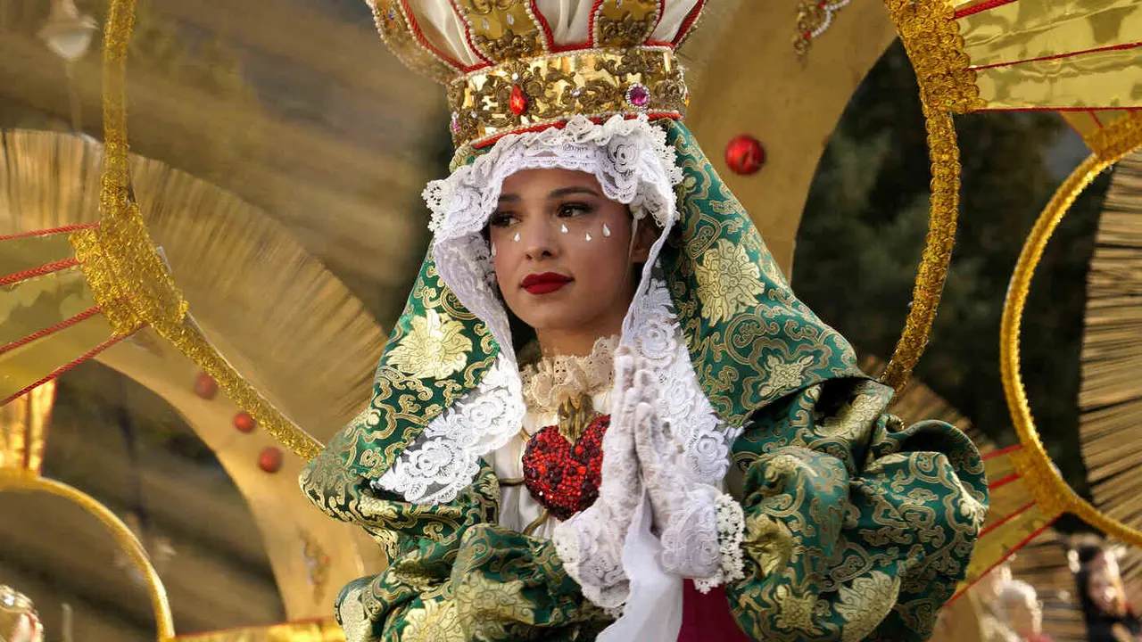 Las calles de Ponferrada se llenaron esta tarde de martes de Carnaval de alegría y color con el desfile que congregó a una veintena de grupos para disfrutar de la fiesta. Fotos: César Sánchez