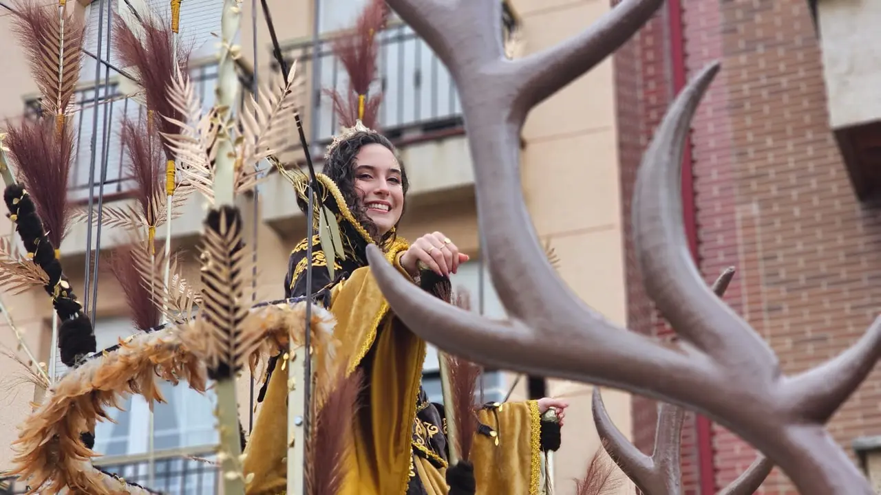 La musa de La Bañeza, encabezando la marcha del Carnaval.