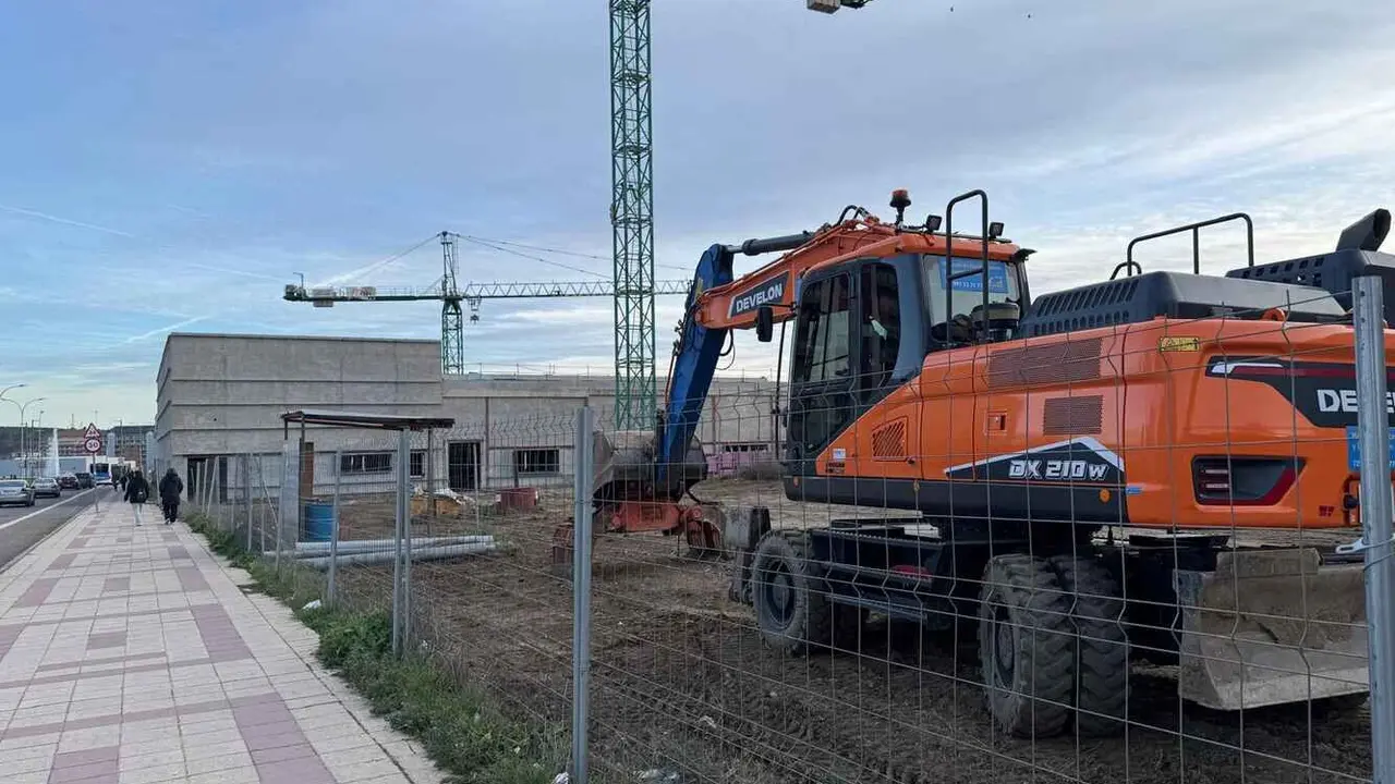 El nuevo Conservatorio Profesional de Música de León regresa a la vida. La maquinaria vuelve a trabajar en la zona y lo hacen tras readjudicarse las obras en un proceso que se ha extendido durante más de un año.