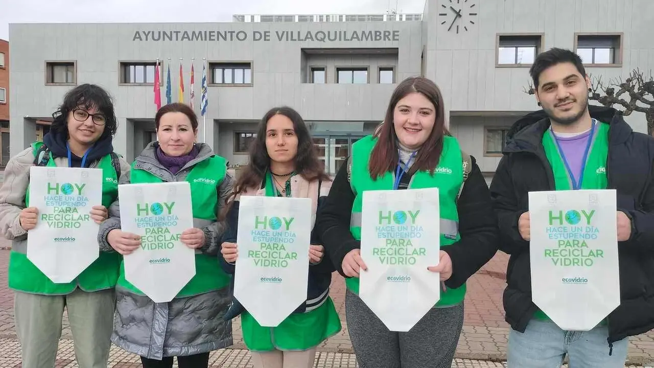 Foto de los promotores de la campaña, con los carteles alusivos.