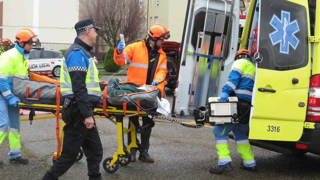 San Juan de Dios ha acogido este miércoles un simulacro de accidente con intervención de numerosos equipos de emergencias. Bomberos, policía local y sanitarios se han unido para demostrar su eficiencia en este tipo de situaciones.