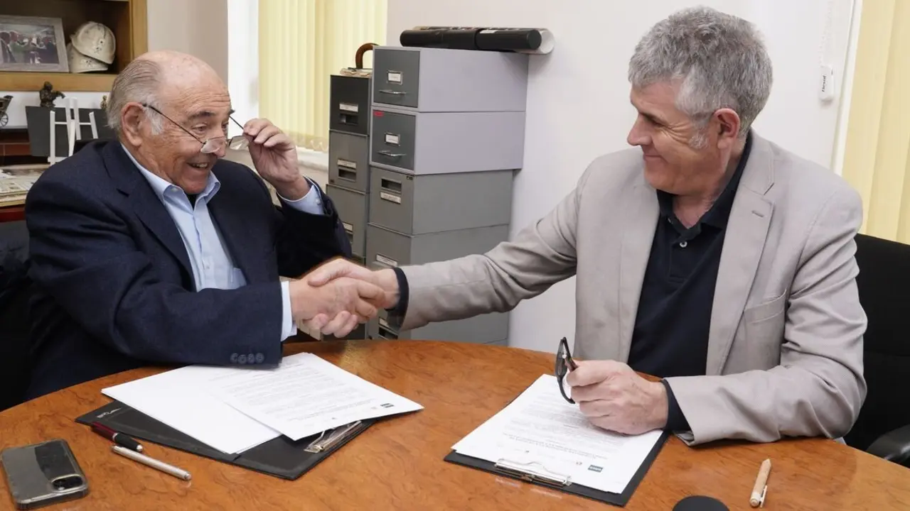 El presidente de la Fundación Cultura Minera, Manuel Lamelas Viloria (I), junto al director de la UNED de Ponferrada, Jorge Vega (D), durante la firma del convenio mediante el cual la Fundación se une a la Cátedra de Territorios Sostenibles y Desarrollo Local de la institución académica. Foto: César Sánchez.