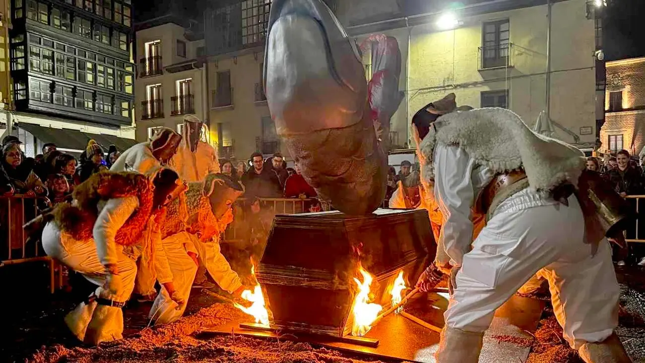 León vive el entierro de la sardina con la misma intensidad que en ediciones anteriores. León ha llorado en la despedida del Carnaval al que la lluvia ha acompañado. Fotos: Ayto León