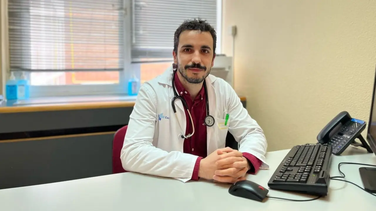 Víctor Barreales es médico especializado en Medicina Interna en León, combina su trabajo en centros de la capital y el Hospital del Bierzo.