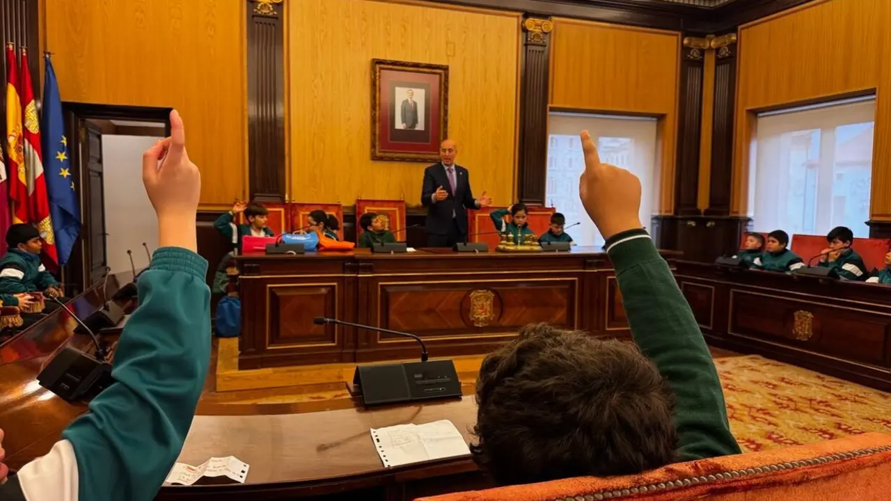 Los alumnos del colegio San Juan de la Cruz 'entrevistan' al alcalde de León.