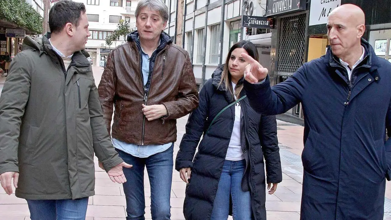 El secretario general electo del PSOE de Castilla y León, Carlos Martínez,  junto con José Antonio Diez y el secretario provincial, Javier Cendón, en un encuentro acompañados por Nuria Rubio.