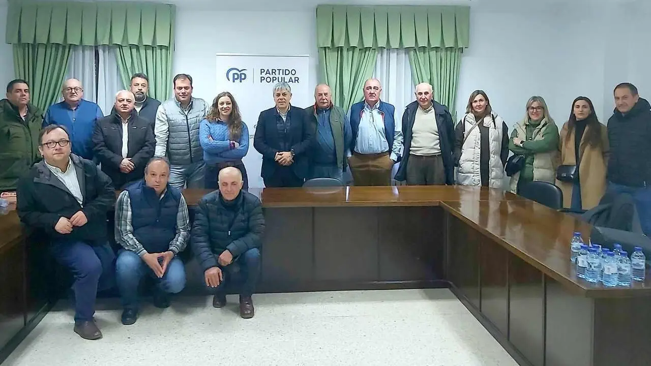 Reunión de Ester Muñoz con alcaldes y portavoces Montaña de Riaño.