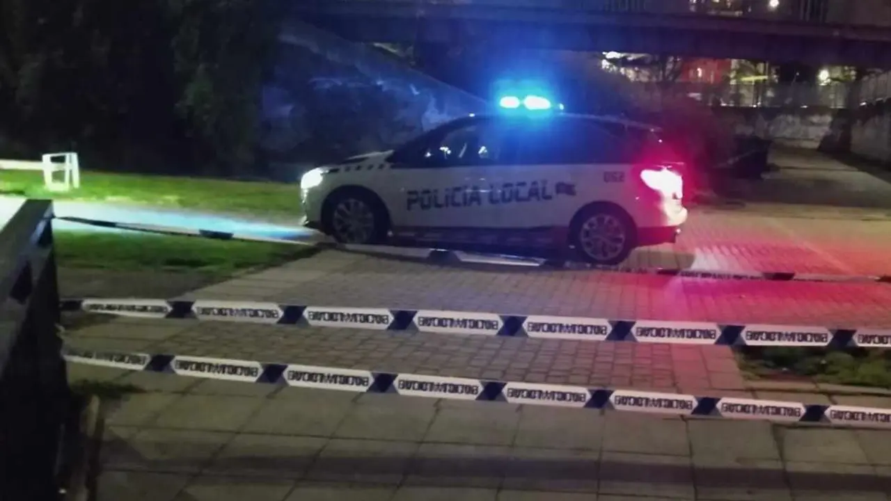 Efectivos de la Policía Local tras el cierre de las pasarelas sobre el Bernesga.