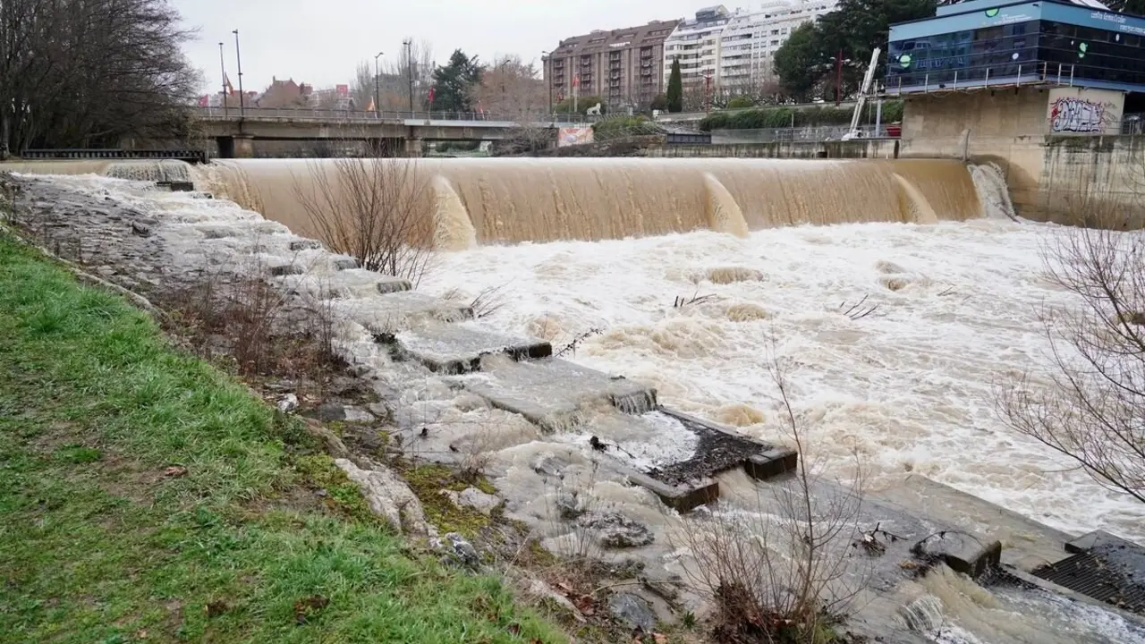 Crecida del río Bernesga a su paso por la capital leonesa. Foto: Campillo.