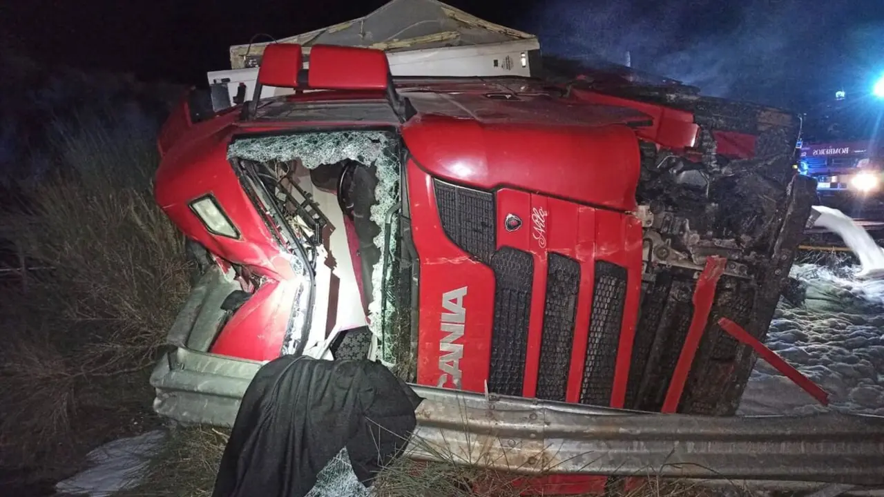 El vuelco de un camión en la A-231 en Santas Martas obliga a desviar el tráfico por la N-120. Foto: Bomberos de León.