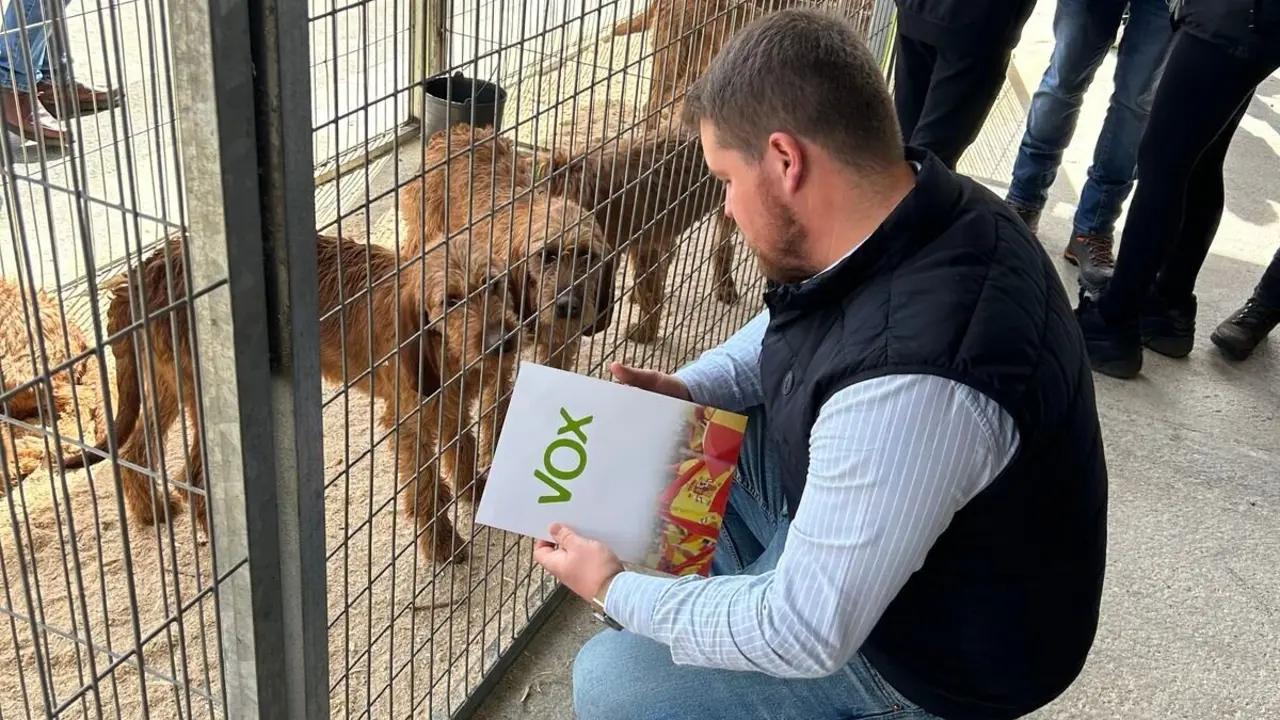 Vox visita la Feria de Perros de Caza de Camponaraya para informar a los cazadores de la defensa a su actividad.