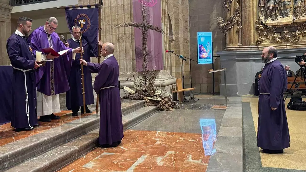 La Cofradía del Santísimo Cristo de la Expiración y del Silencio ha celebrado este primer domingo de Cuaresma el tradicional acto solemne de la toma de posesión del nuevo mayordomo. Fotos: Ayto León