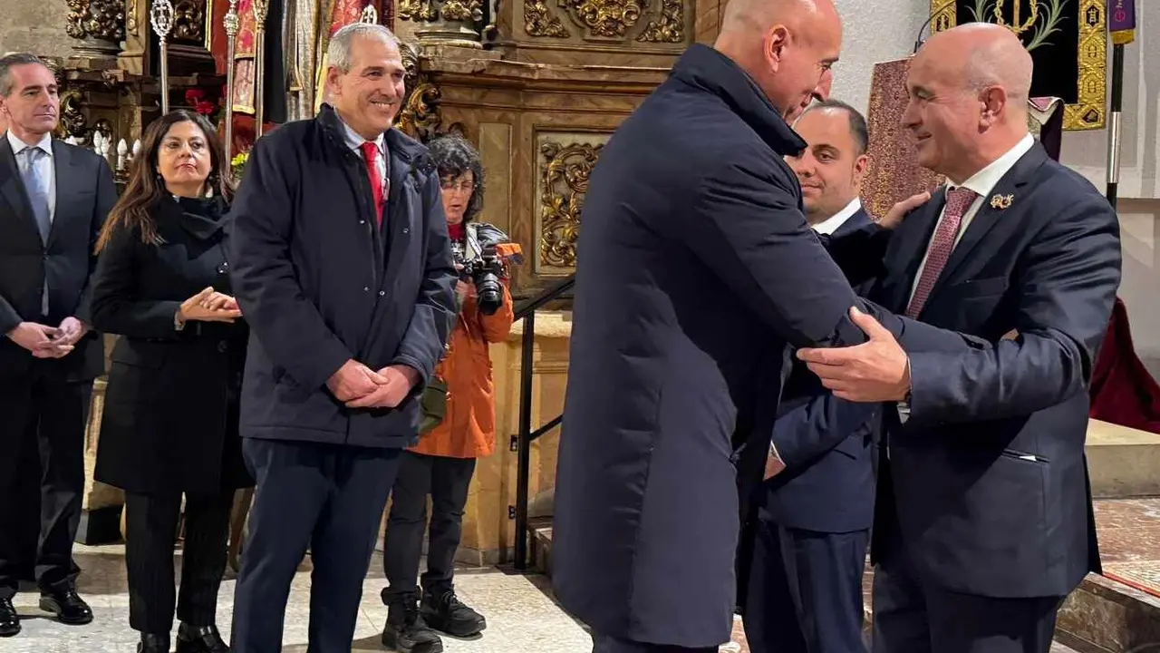 La Cofradía de Nuestro Señor Jesús de la Redención de León ha celebrado en la iglesia de San Martín la toma de posesión de su nuevo abad, Juan Carlos Gómez Fernández, acto al que ha asistido el alcalde de León, José Antonio Diez, junto a otros miembros de la corporación, autoridades civiles y militares y representantes de otras cofradías de la Semana Santa de León. Fotos: Ayto León