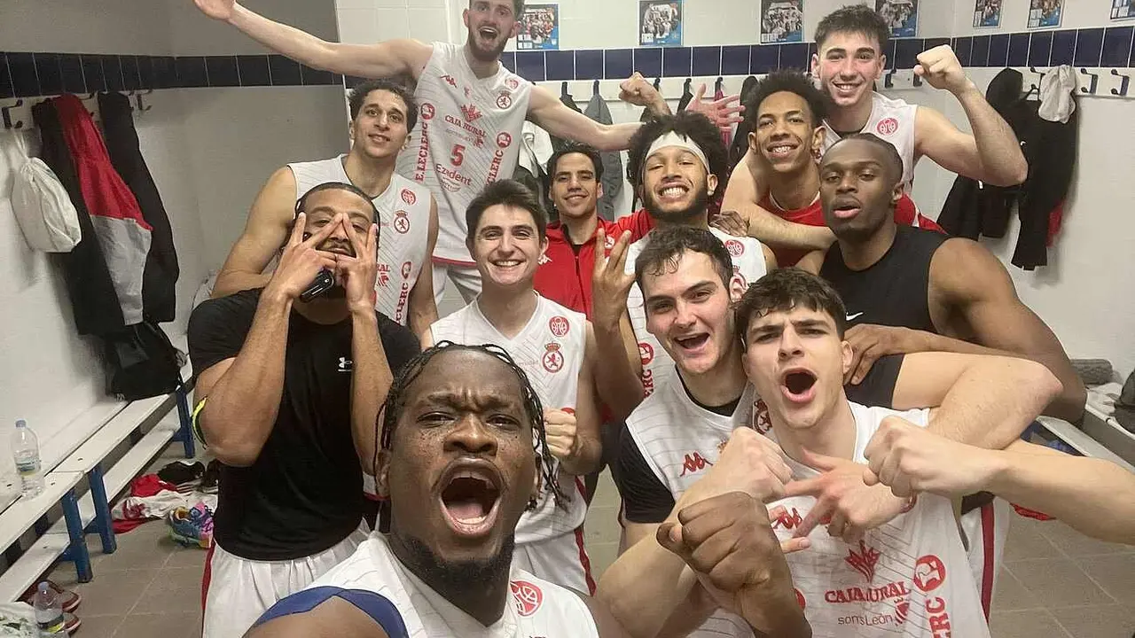 Los jugadores de la Cultural de Baloncesto celebrando su victoria en el vestuario del equipo.