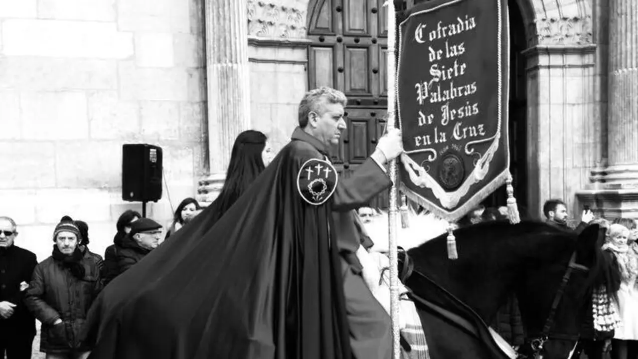 Nicolás Martínez durante la procesión del Pregón a Caballo de la Cofradía de las Siete Palabras.