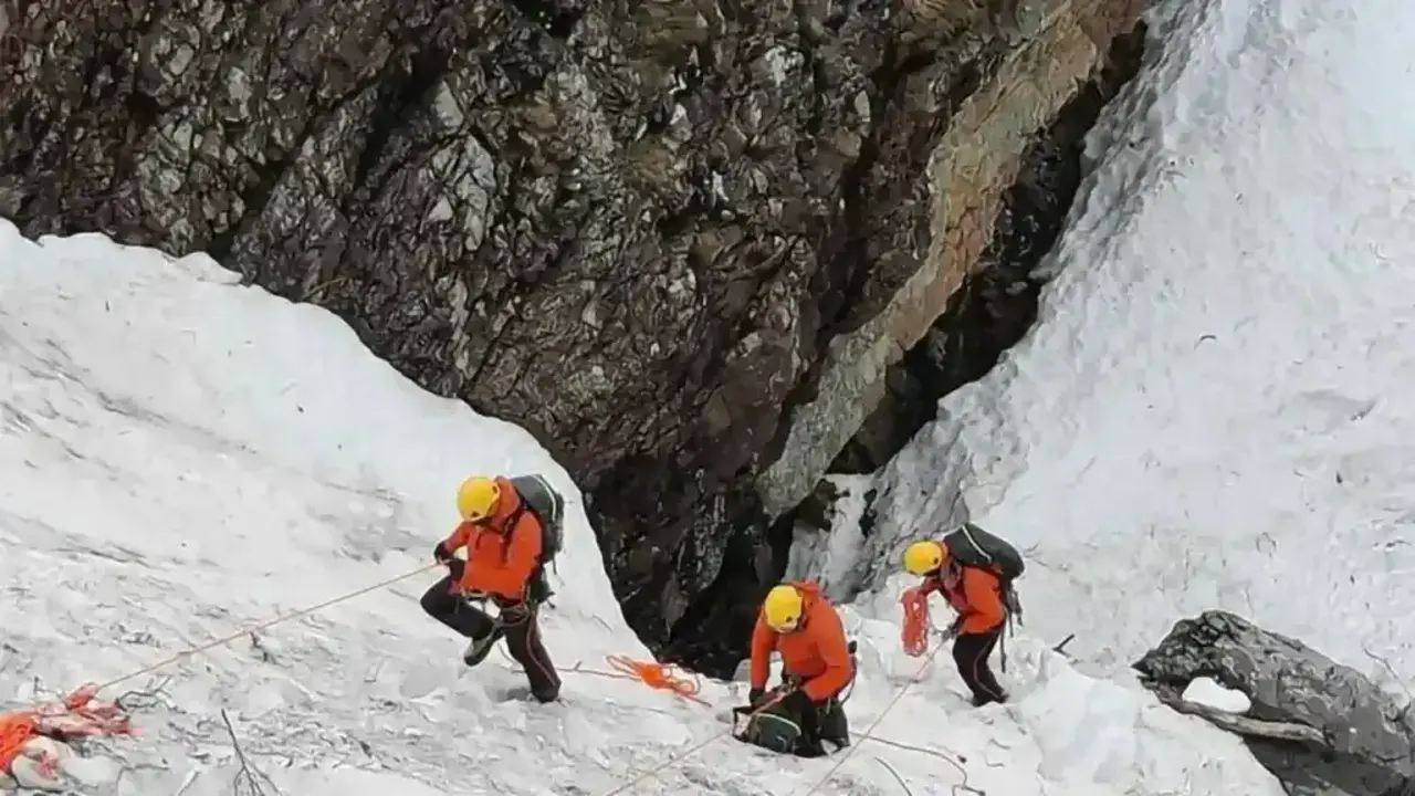 Imagen de los equipos de rescate trabajando en la zona.