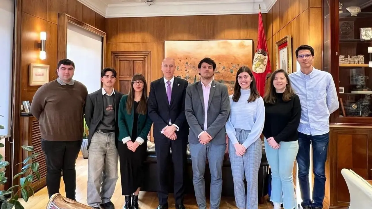 El alcalde de León recibe a la nueva Junta de Estudiantes de la Universidad de León.