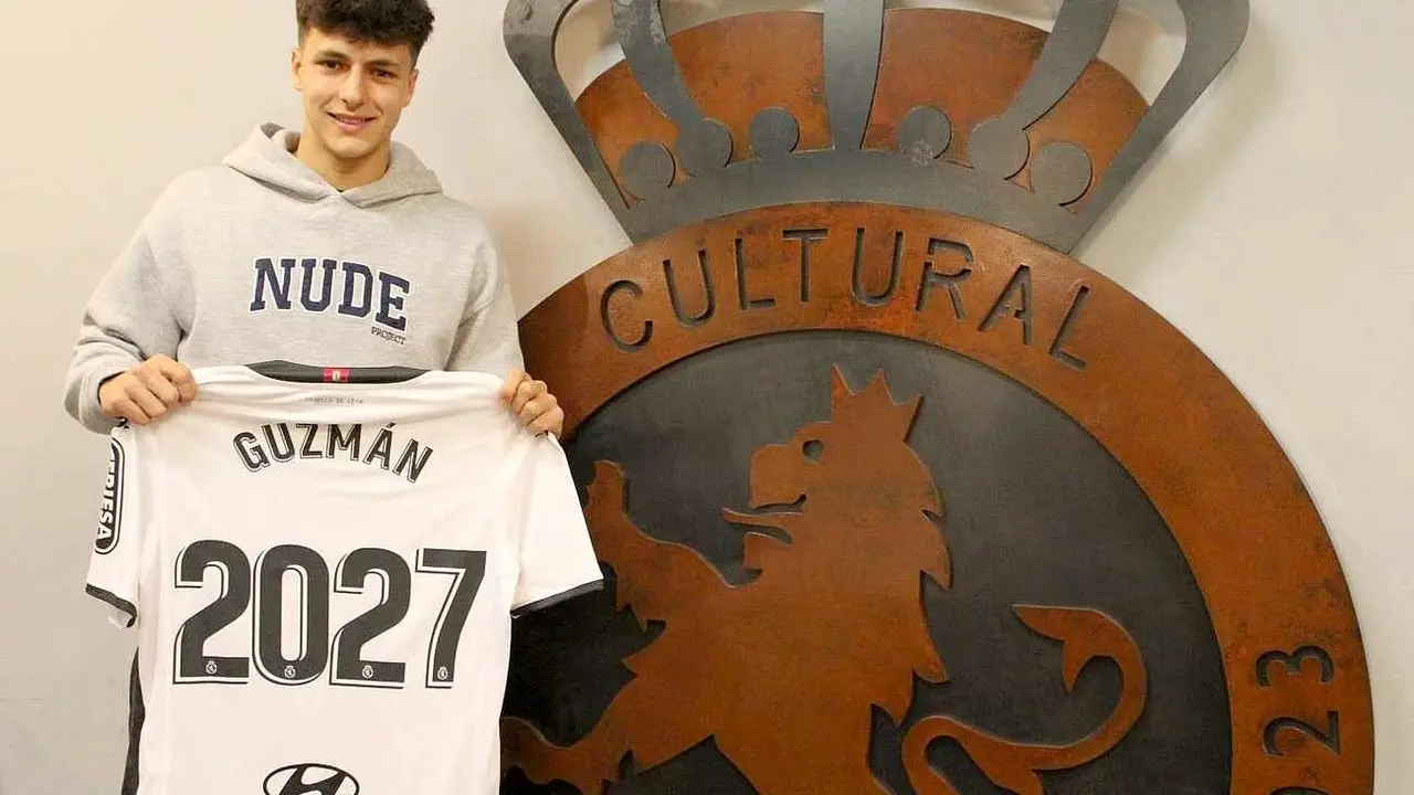 Guzmán, con la camiseta 2027 tras su renovación.