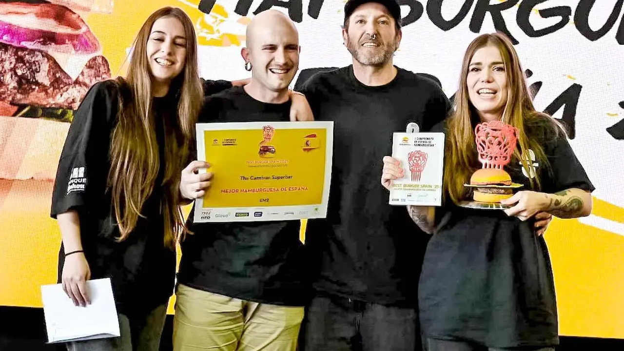 Shara Alonso y Jorge Cadierno, primeros por la derecha, junto a miembros de su equipo en el restaurante The Carnivan de León, ganadores del concurso Best Burger Spain 2025, con su creación EM2.