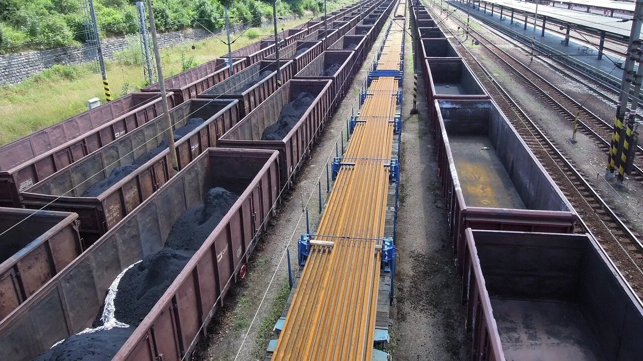 Imagen de varios trenes de mercancías listos para iniciar su trayecto.