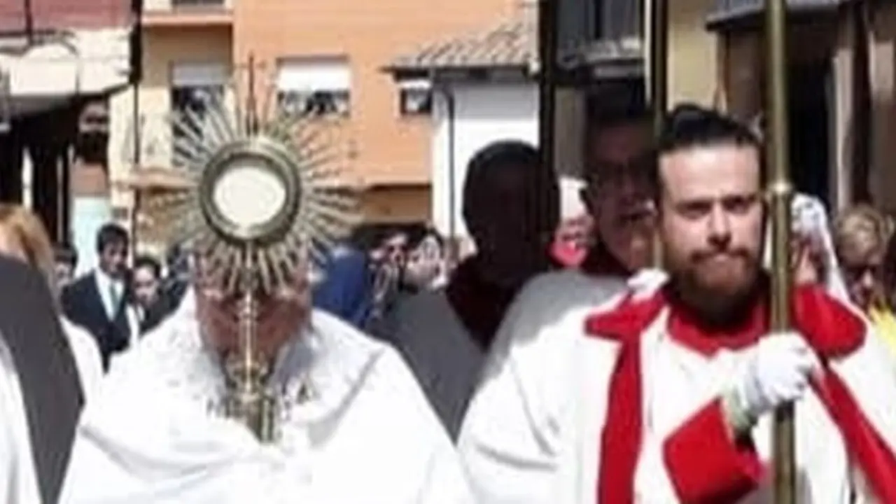 Daniel, junto a sus hermanos cofrades, llevando el palio.