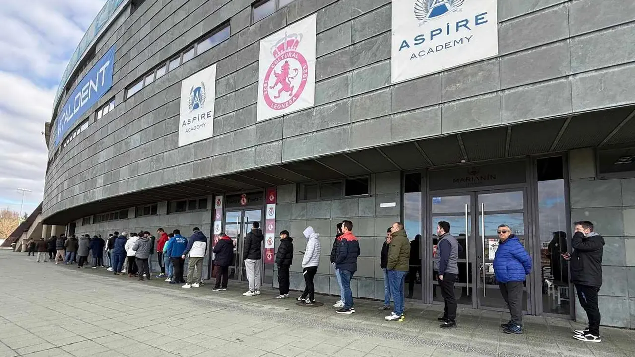 Aficionados de la Cultural, este miércoles, haciendo cola para comprar su entrada en el desplazamiento a Segovia.