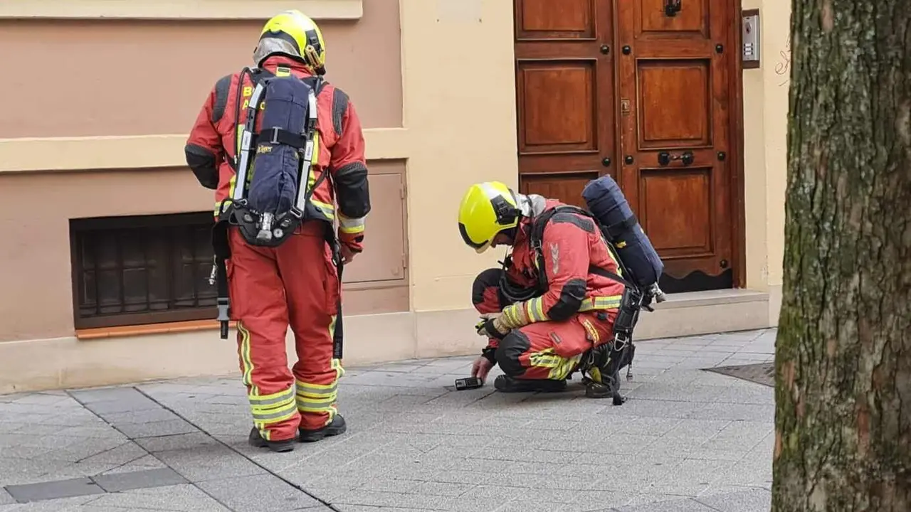 Un intenso olor a gas en la calle El Carmen de León capital obliga a intervenir a Bomberos.