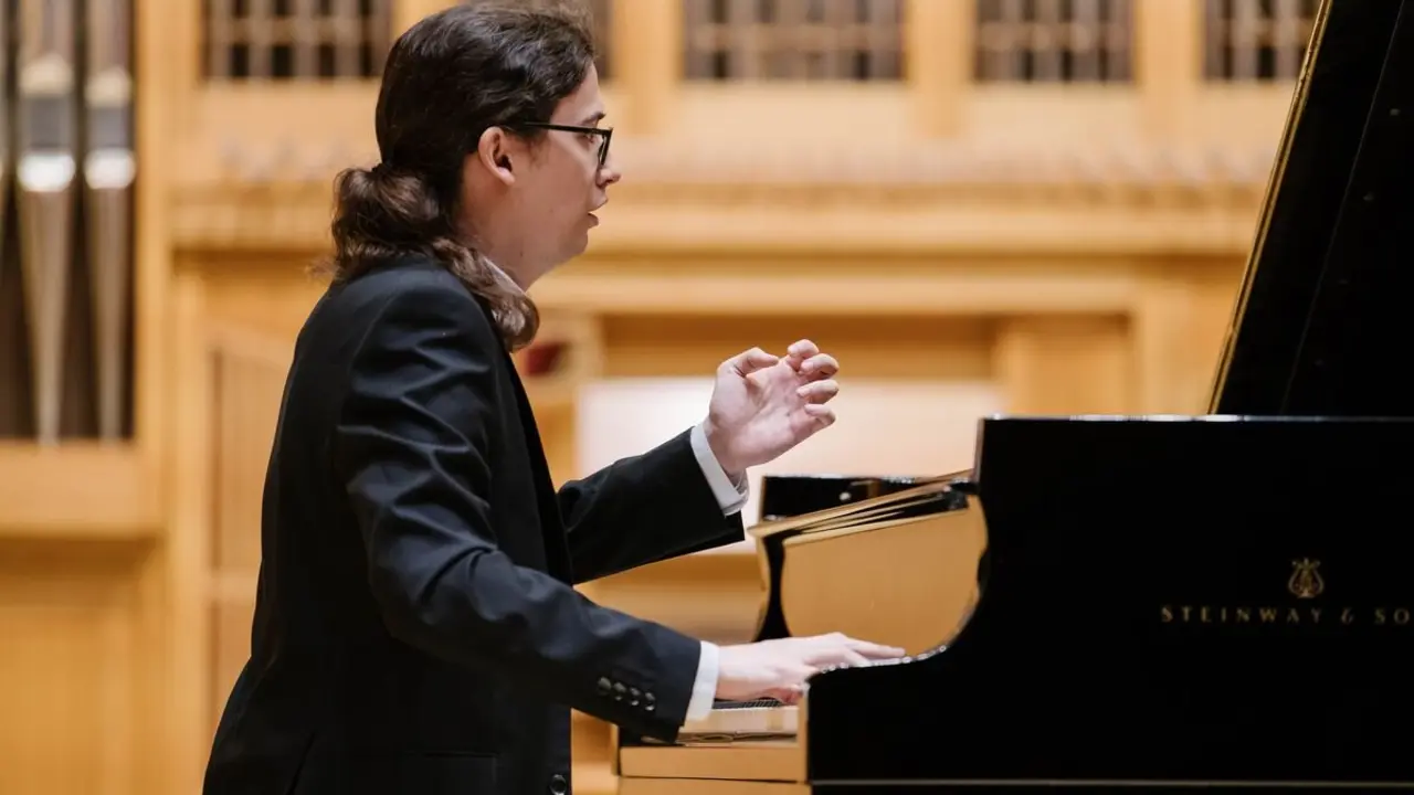 El pianista Joan Miquel Fiol protagoniza el próximo concierto de Juventudes Musicales en Ponferrada con un programa dedicado a Chopin. Foto: Juventudes Musicales España.